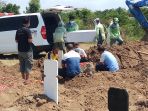 memakamkan-jenazah-covid-19-di-tpu-tegal-alur-jakbar_20201202_151455.jpg