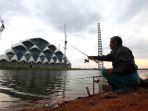 memancing-di-pinggir-proyek-pembangunan-masjid-al-jabbar-bandung_20190426_010428.jpg