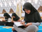 membaca-alquran-saat-ramadhan-di-masjid-raya-al-jabbar_20230325_211748.jpg