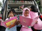 membaca-buku-di-mobil-perpustakaan-keliling_20171221_121254.jpg