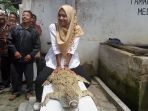 memberanikan-diri-berfoto-dengan-seekor-buaya-muara-di-penangkaran-buaya_20180102_054313.jpg