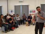 memberi-materi-pelatihan.jpg