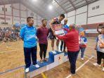 memberikan-hadiah-kepada-para-juara-turnamen.jpg