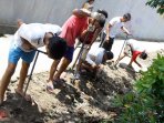 membuat-lubang-biopori_20150324_132747.jpg