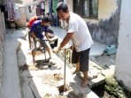 membuat-lubang-biopori_20150324_133001.jpg