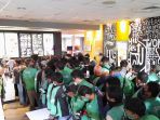 membudaknya-antrean-pesanan-bts-meal-di-mcdonalds-raden-saleh_20210609_154005.jpg