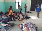 memeriksa-ribuan-potong-pakaian-perempuan-yang-terdiri.jpg