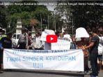 meminta-hak-seperti-warga-surakarta-lainnya-warga-jebres-tengah-demo-tolak-penggusuran_20180409_151425.jpg