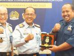 memperkuat-koordinasi-lintas-instansi-beserta-awak-media-imigrasi-surabaya.jpg