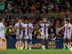 memphis-depay-kedua-dari-kanan-merayakan-dengan-rekan-satu-timnya.jpg