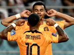 memphis-depay-selebrasi-usai-mencetak-gol_20221203_222054.jpg
