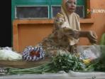 menabung-puluhan-tahun-nenek-penjual-sayur-ini-siap-naik-haji_20160829_141829.jpg