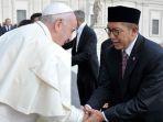 menag-lukman-hakim-dan-paus-fransiskus.jpg
