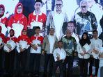 menaker-hanif-berikan-sertifikat-kompetensi-kerja.jpg