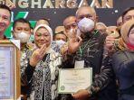 menaker-ida-fauziah-menyerahkan-penghargaan-k3-kepada-perwakilan-pt-rapp-mohd-ali-shabri.jpg