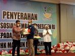menaker-ida-fauziyah-bersama-mensos-juliari-batubara-me.jpg