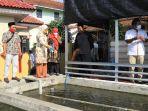 menaker-ida-fauziyah-meninjau-sentralpusat-kelompok-tasik-lobster-taster-air-tawar-yang-berlokasi.jpg