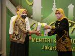 menaker-ida-fauziyah-saat-menyampaikan-sambutan-dalam-acara-penyerahan-bantuan-sembako.jpg