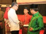 menaker-menyerahkan-bantuan-kepada-anak-yatim-saat-safari-ramadhan_20160618_084700.jpg