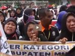 menangis-tersedu-honorer-k2-demo-tuntut-kejelasan-nasib_20181005_131254.jpg