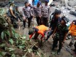 mencari-korban-banjir-bandang-di-air-terjun-dua-warna_20160517_181009.jpg