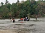 mencari-korban-tenggelam_20151003_194735.jpg