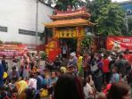 mencari-rezeki-di-perayaan-imlek_20170128_162152.jpg