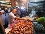 mendag-sidak-harga-kebutuhan-pokok-di-pasar-kramat-jati_20220625_153519.jpg