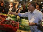 mendag-zulkifli-hasan-tinjau-harga-bahan-pokok_20220617_185546.jpg