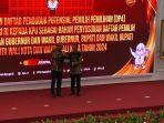 mendagri-tito-karnavian-serahkan-data-dp4-pilkada-2024-ke-ketua-kpu-hasyim-asyari.jpg