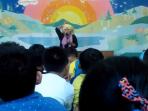 mendengarkan-dongeng_20160610_125059.jpg
