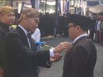 mendikbud-sematkan-penghargaan-satyalencana-karya-satya-kepada-390-pegawai-kemendikbud_20170502_194913.jpg