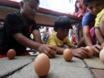mendirikan-telur-sambut-perayaan-peh-cun-tangerang_20150622_113823.jpg