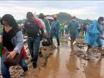 menerjang-lumpur-berjalan-kaki-ke-arah-parkir-timur-mandalika.jpg