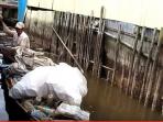 mengais-sampah_20160311_213212.jpg