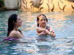 mengajarkan-anak-berenang_20160426_015540.jpg