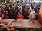 mengantri-dana-program-keluarga-harapan-di-makassar_20150710_160701.jpg