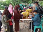 mengantri-operasi-pasar-minyak-goreng-tangsel_20220210_125246.jpg