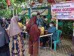 mengantri-operasi-pasar-minyak-goreng-tangsel_20220210_125325.jpg