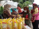 mengantri-operasi-pasar-minyak-goreng-tangsel_20220210_125443.jpg