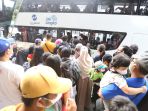 mengantri-untuk-naik-bus-wisata-jaklingko-gratis_20220504_201452.jpg