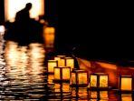 mengapungkan-lampion-lilin-di-atas-sungai.jpg