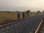 mengevakuasi-korban-tertabrak-kereta-api-11111.jpg