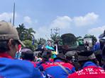 Polisi Rekayasa Arus Lalu Lintas di Sekitar Gedung DPR dan Monas Imbas Unjuk Rasa  Buruh