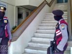 menggeledah-lantai-2-kantor-bupati-pamekasan_20170804_175447.jpg