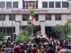 menggeruduk-Gedung-Mahkamah-Ko.jpg