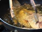 menggoreng-ikan1_20150507_150545.jpg