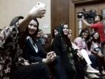 menghadapi-sidang-perdana-rita-tidak-ada-beban-dia-tetap-tampil-modis-dengan-balutan-blazer-hitam_20180221_221433.jpg