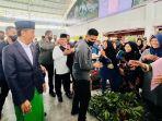 Ketika Prabowo Dipeluk Erat Emak-emak Pedagang Pasar Rakyat Tabalong
