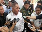 menhan-ri-ryamizard-ryacudu-coba-senjata-api-di-pt-pindad_20170918_195006.jpg
